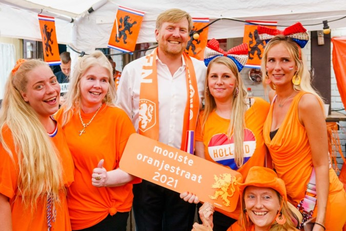 Vorst op bezoek in voetbalstraat: charmeoffensief moet koninklijke uitglijders van het afgelopen jaar doen vergeten