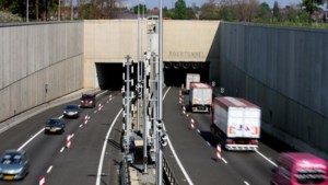 Roertunnel gesloten wegens gecrashte vrachtwagen; lange file op de A73