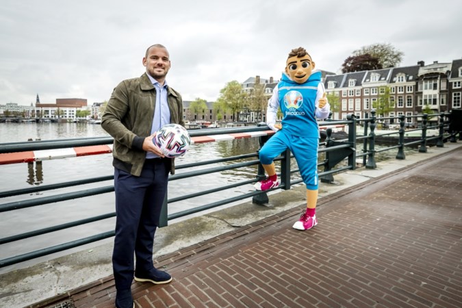 Vergeleken met Koning Toto Wesley Sneijder is Koning camping Frank de Boer qua houding en gedrag een verademing