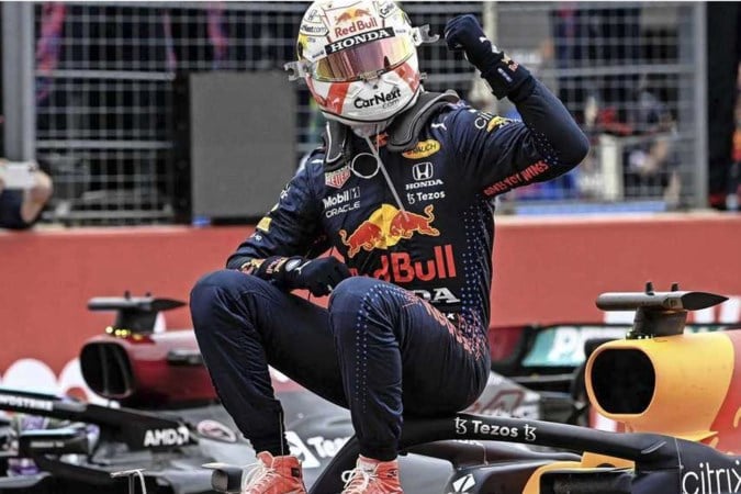 Max Verstappen pakt na magistrale inhaaljacht overwinning en loopt uit in WK