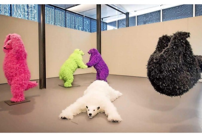 Beren doen aan yoga op expositie van dierenkunst voor het hele gezin in De Kunsthal