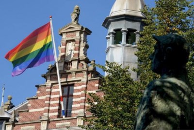 Kerkrade hijst de regenboogvlag als reactie op nieuwe antihomowet in Hongarije