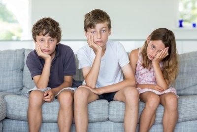 Moet je je kind entertainen of zelf laten spelen? Tip: doe de helft van het speelgoed de deur uit