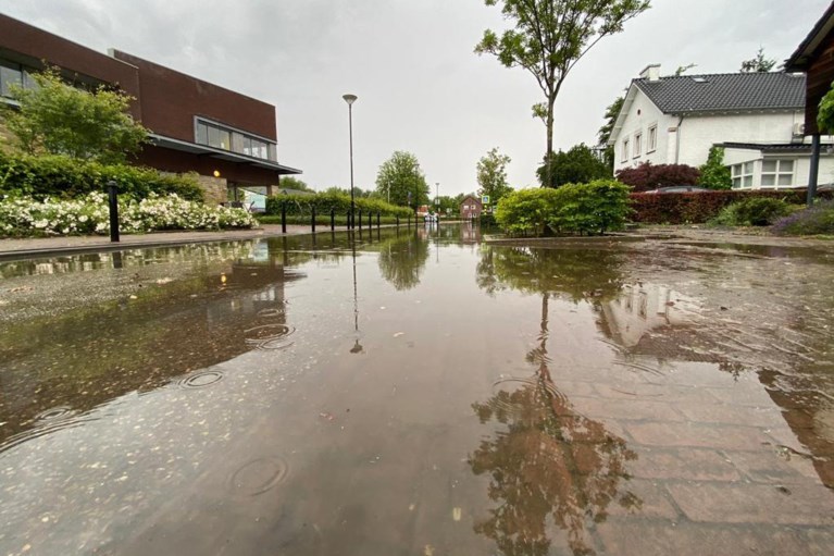 Video: Straten in Schinnen onder water na hoosbui