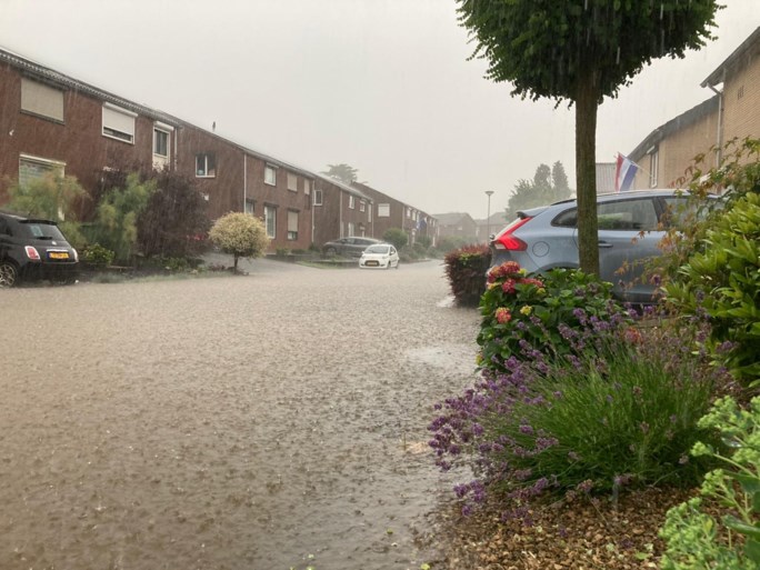 Video: Straten in Limburg veranderen in rivieren na wolkbreuk