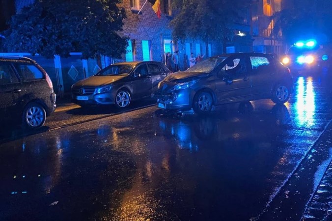 Video: Familieruzie ontaardt in opzettelijke aanrijding en vechtpartij met knuppels: vijf gewonden