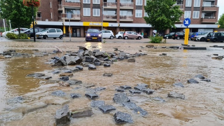 Video: Straten in Limburg veranderen in rivieren na wolkbreuk