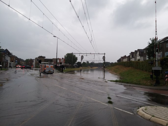 Video: Straten in Limburg veranderen in rivieren na wolkbreuk
