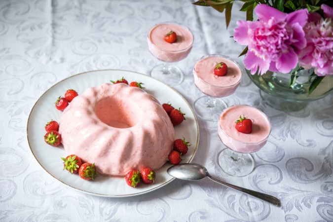 Deze aardbeienbavarois van oma Annie maak je zonder rauwe eieren
