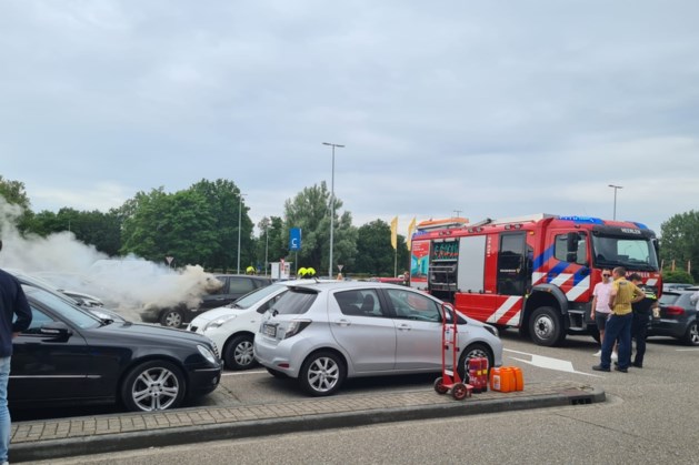 Auto vliegt in brand op parkeerplaats IKEA in Heerlen