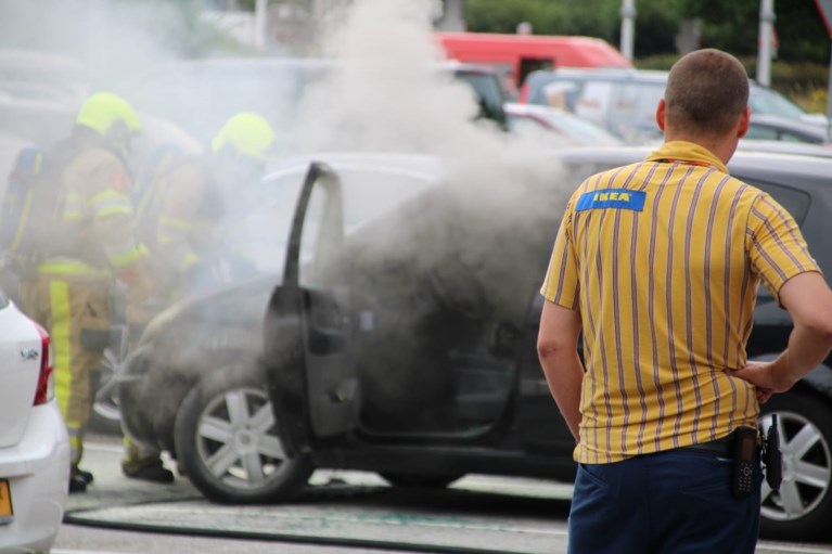 Auto vliegt in brand op parkeerplaats IKEA in Heerlen