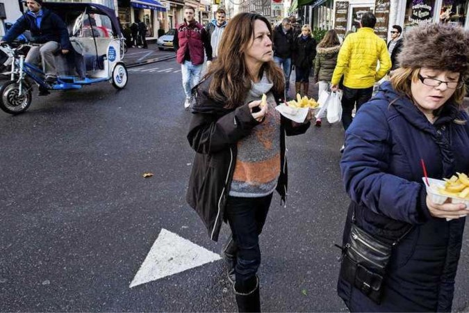 Wegwerpplastic vanaf zaterdag verboden: ‘Een frikandel speciaal met houten bestek eten is gewoon anders’