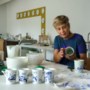 Een mondkapje op je koffiemok? Twee Limburgse kunstenaars creëren een coronaservies