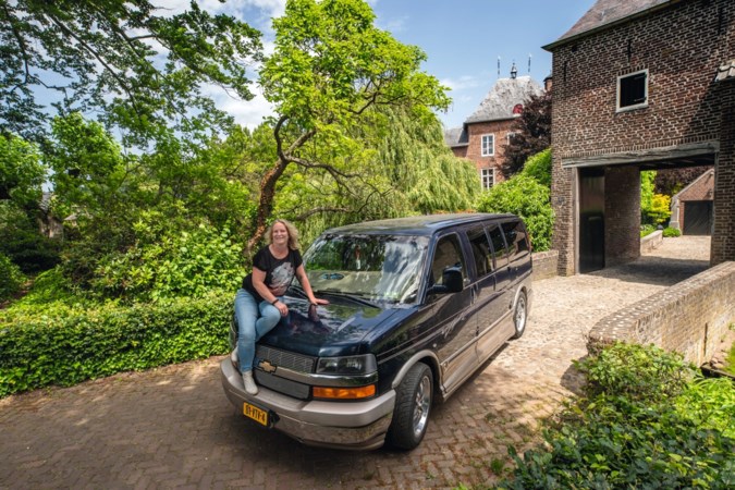 Deze Limburgse vrouwen zijn dol op hun auto: ‘In zo’n stoere bus als de A-team rijden, dat leek me wel wat’