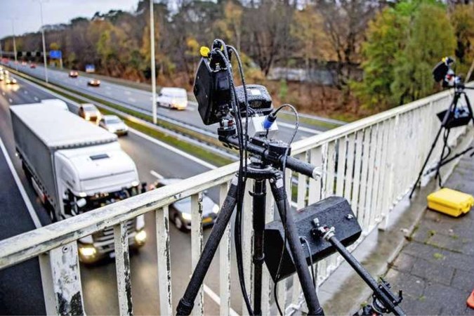 Doorbraak in strijd tegen automatische appboetes: automobilist mag telefoon op schoot hebben