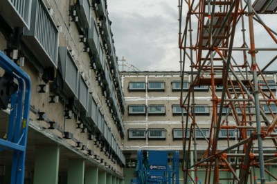 Bij forse verbouwing gevangenis Sittard komt nogal wat kijken: van screening bouwvakkers tot kleur verf van de binnenplaats