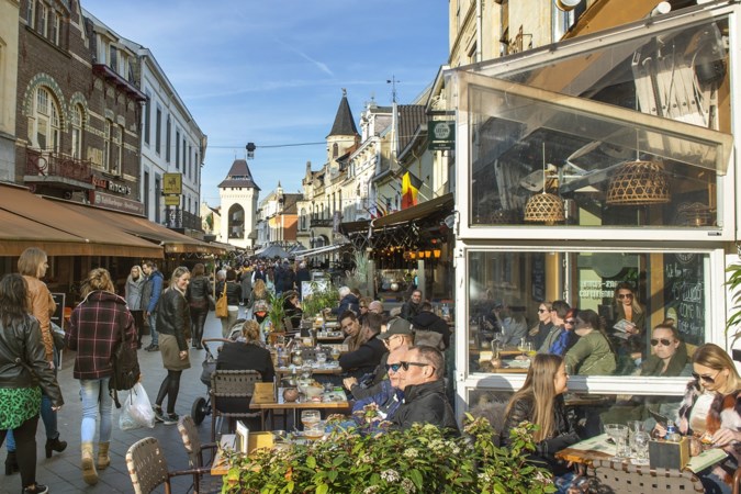 Het terras als symbool van vrijheid in coronatijd: we verlangen ernaar om vreemden weer nabij te hebben (en hen af te luisteren)