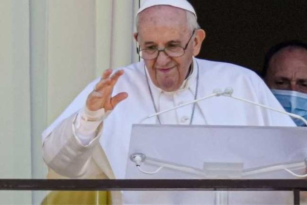 Paus verschijnt voor het eerst sinds operatie in openbaar