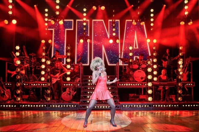 Nyassa Alberta als herboren het podium op als Tina Turner