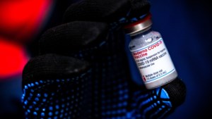 Vaccinproducent Moderna sluist winst weg naar belastingparadijzen; onderzoeker Kiezebrink: ‘Een schande’