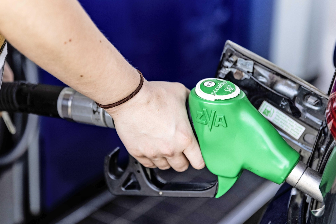 Tanken in België mag, maar wel met mondkapje - De Limburger