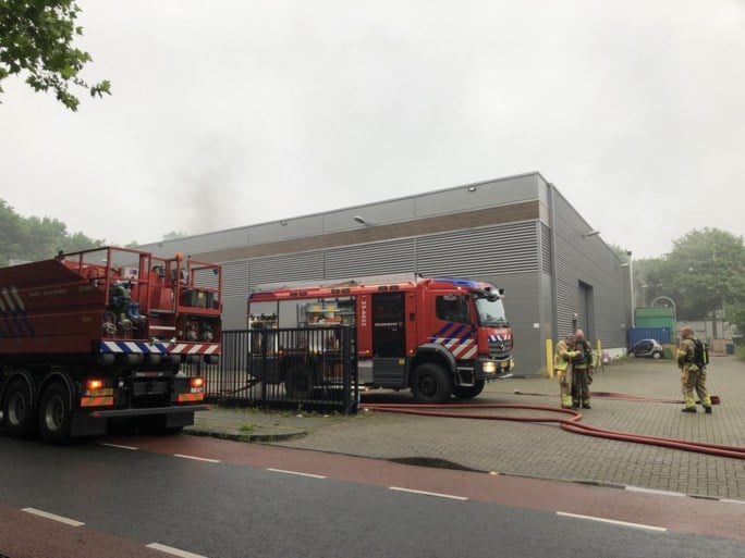 Grote brand in bedrijfspand in Weert: flinke rookontwikkeling