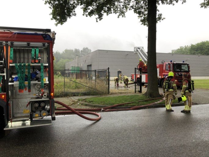 Grote brand in bedrijfspand in Weert: flinke rookontwikkeling