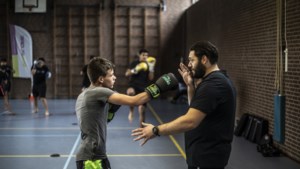 Goedgemutste kickbokskampioen traint jongeren in Lindenheuvel: ‘Alles goed boys? Sorry dat ik wat laat ben’