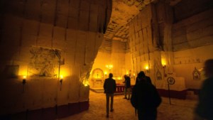 Vrijwilligers reconstrueren kapel uit Napoleontische tijd in grotten van Kanne