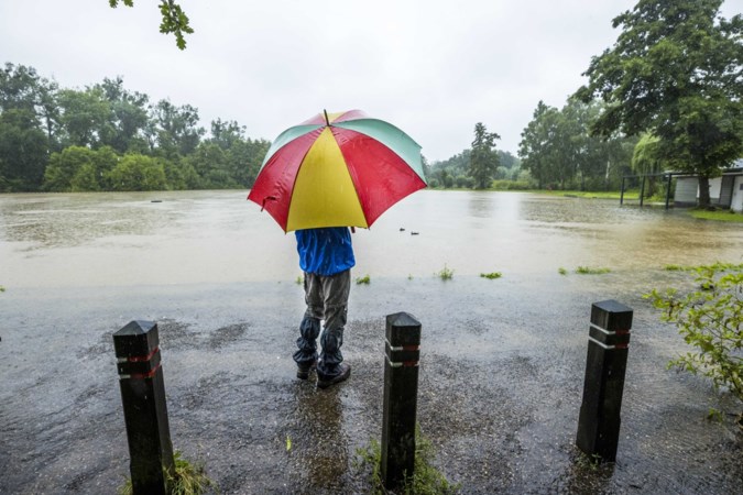 GGD waarschuwt voor vervuild regenwater: diarree, keelpijn en overgeven door opborrelend rioolwater