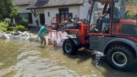 Video: Nooddijk in Horn heeft het begeven: aantal huizen aan rand van dorp staat blank