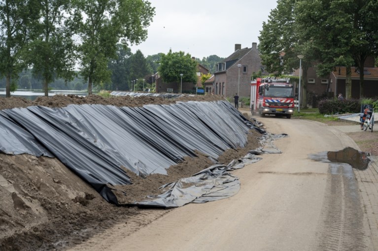 Video: Nooddijk in Horn heeft het begeven: aantal huizen aan rand van dorp staat blank