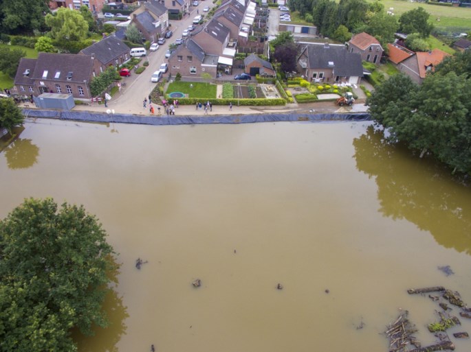 Video: Nooddijk in Horn heeft het begeven: aantal huizen aan rand van dorp staat blank