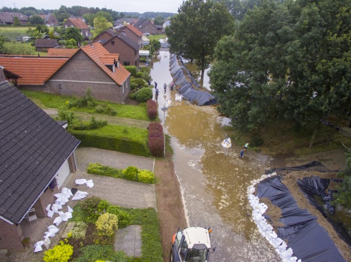 Video: Nooddijk in Horn heeft het begeven: aantal huizen aan rand van dorp staat blank