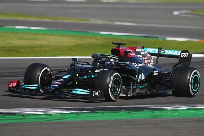 Lewis Hamilton rijdt Max Verstappen van de baan en wint daarna Grand Prix van Silverstone