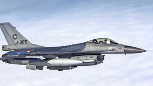 F-16 vliegt door geluidsbarrière en veroorzaak harde knal in de regio