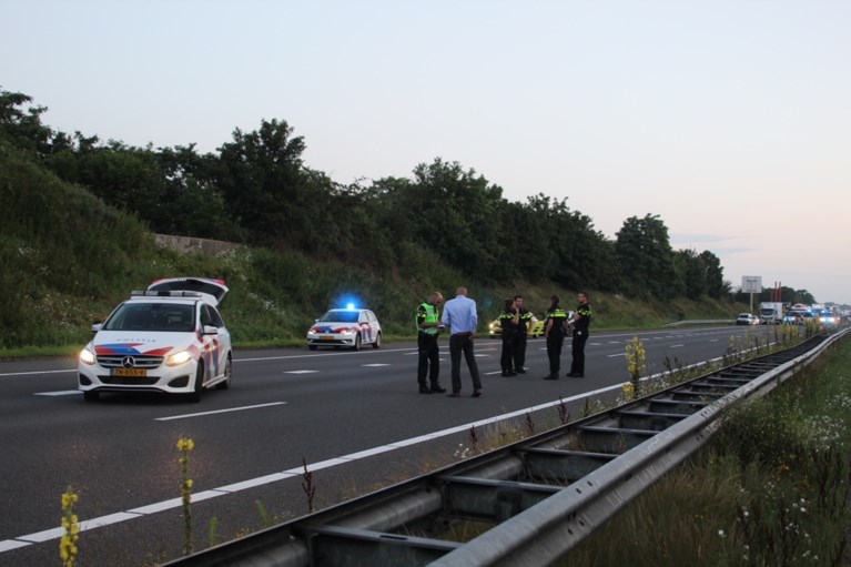 Video: Verdachte en agenten raken gewond bij schietpartij op A73 bij Horst
