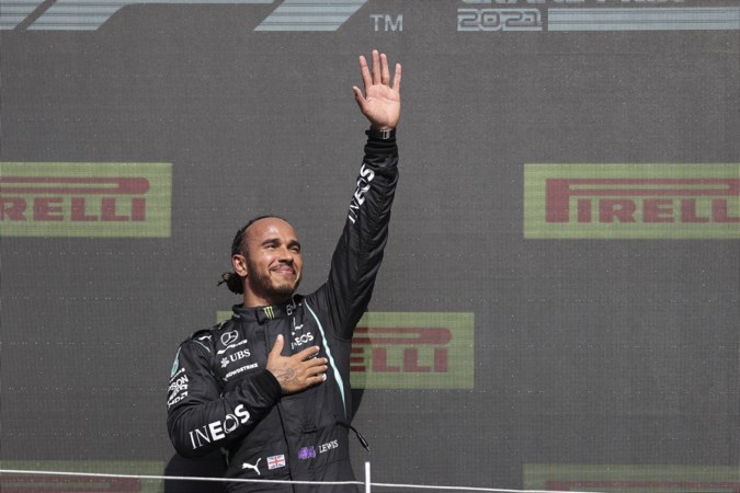 Britse media: Hamilton na zege racistisch beledigd op internet