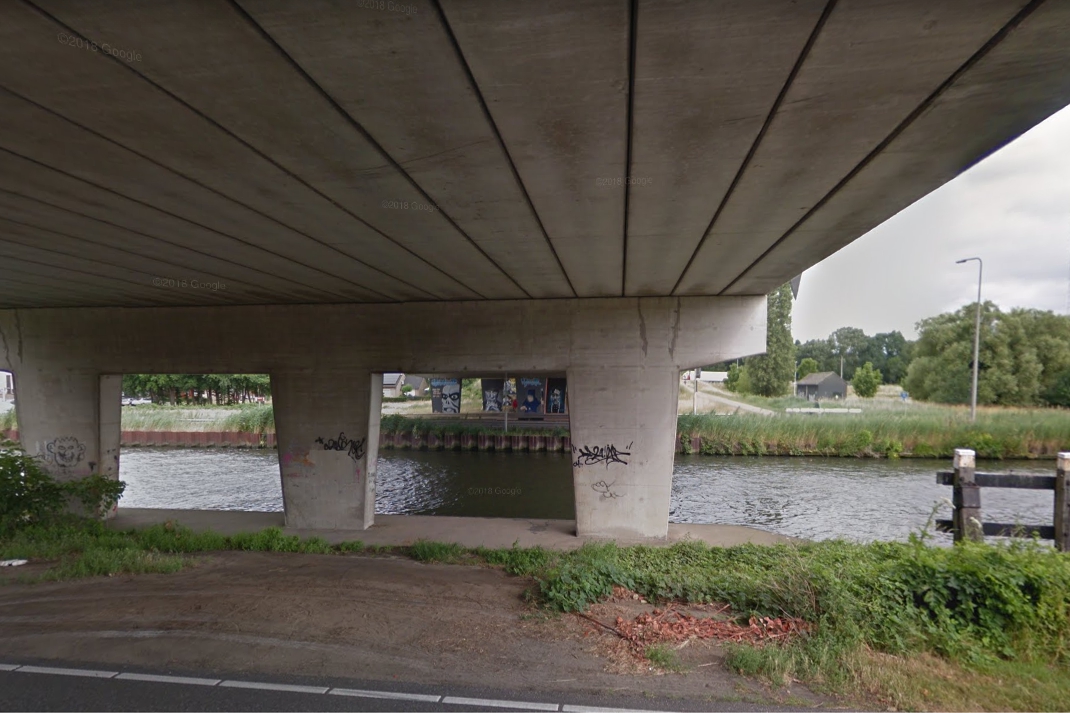 Veerpont voor fietsers over het kanaal bij renovatie Boshoverbrug in Weert - De Limburger