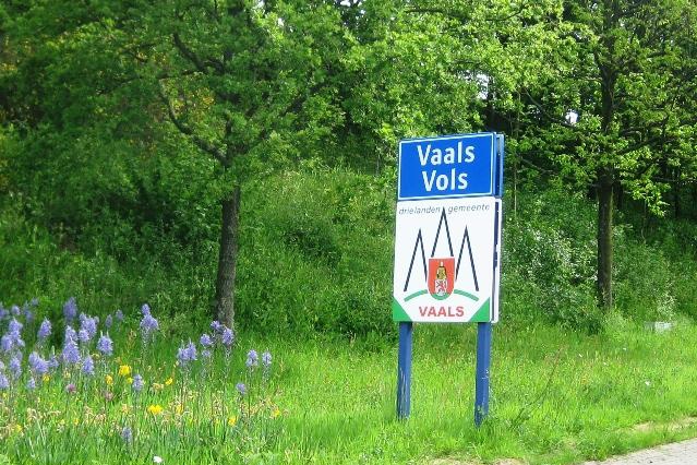 Holte ontdekt onder asfalt Prins Bernhardstraat Vaals, weg per direct dicht - De Limburger