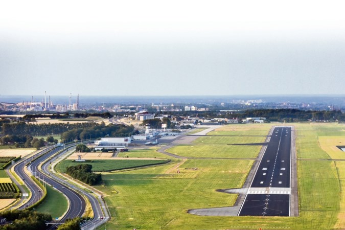 Roemeens toestel moet landing op vliegveld Beek afbreken