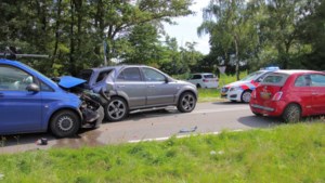 Vier auto’s botsen op elkaar op N275 in Maasbree; een gewonde en flinke schade