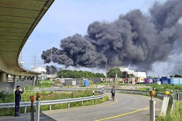 Zware explosie in Duitse stad Leverkusen: dode, zestien gewonden, vier vermisten - De Limburger