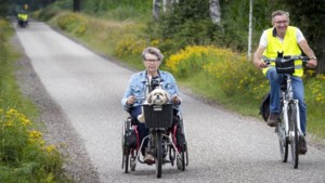 Op de ligfiets of scootmobiel, mensen met een beperking leggen aangepaste vierdaagse af in de Peel