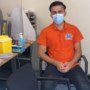 Geneeskundestudent Hamed uit Blerick vaccineert vluchtelingen in azc waar zijn ouders een kwart eeuw geleden aan een nieuw leven begonnen