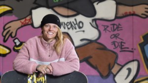 Skateboardster Candy Jacobs juichend uit quarantainehotel in Tokio