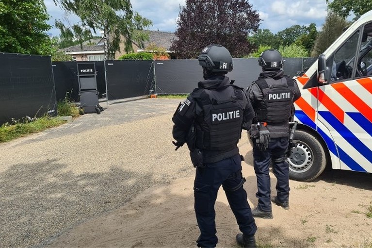 Politie stuit in Nederweert op grootste productielocatie crystal meth in Nederland