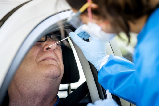 Daling aantal nieuwe coronabesmettingen zet door in augustus, lichte toename coronapatiënten