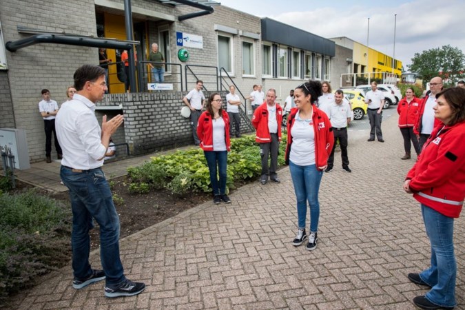 Vrijwilligers van het Rode Kruis helpen zelfs als hun eigen kelder dreigt onder te lopen