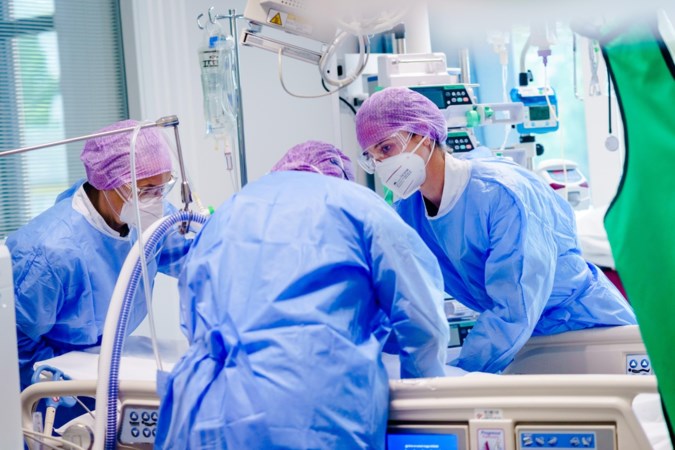 Eerste daling aantal opgenomen coronapatiënten in drie weken